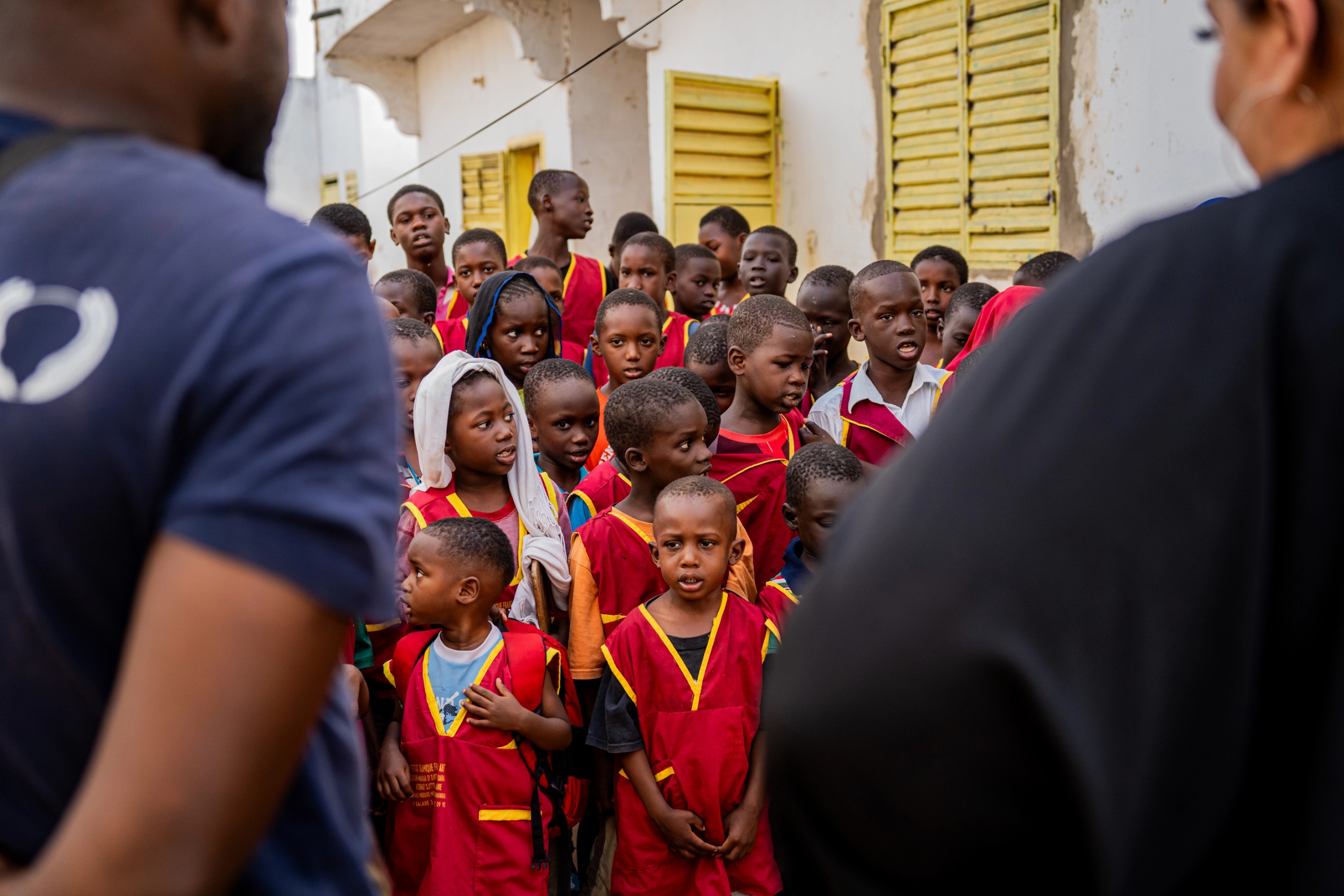 Enfants africains en uniforme scolaire