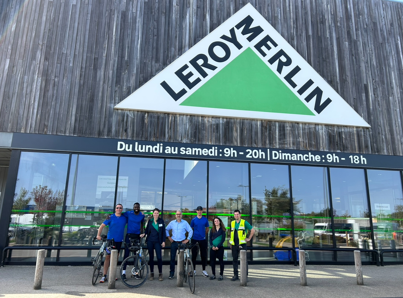 Bénévole de Speals devant le magasin de leur partenaire Leroy Merlin