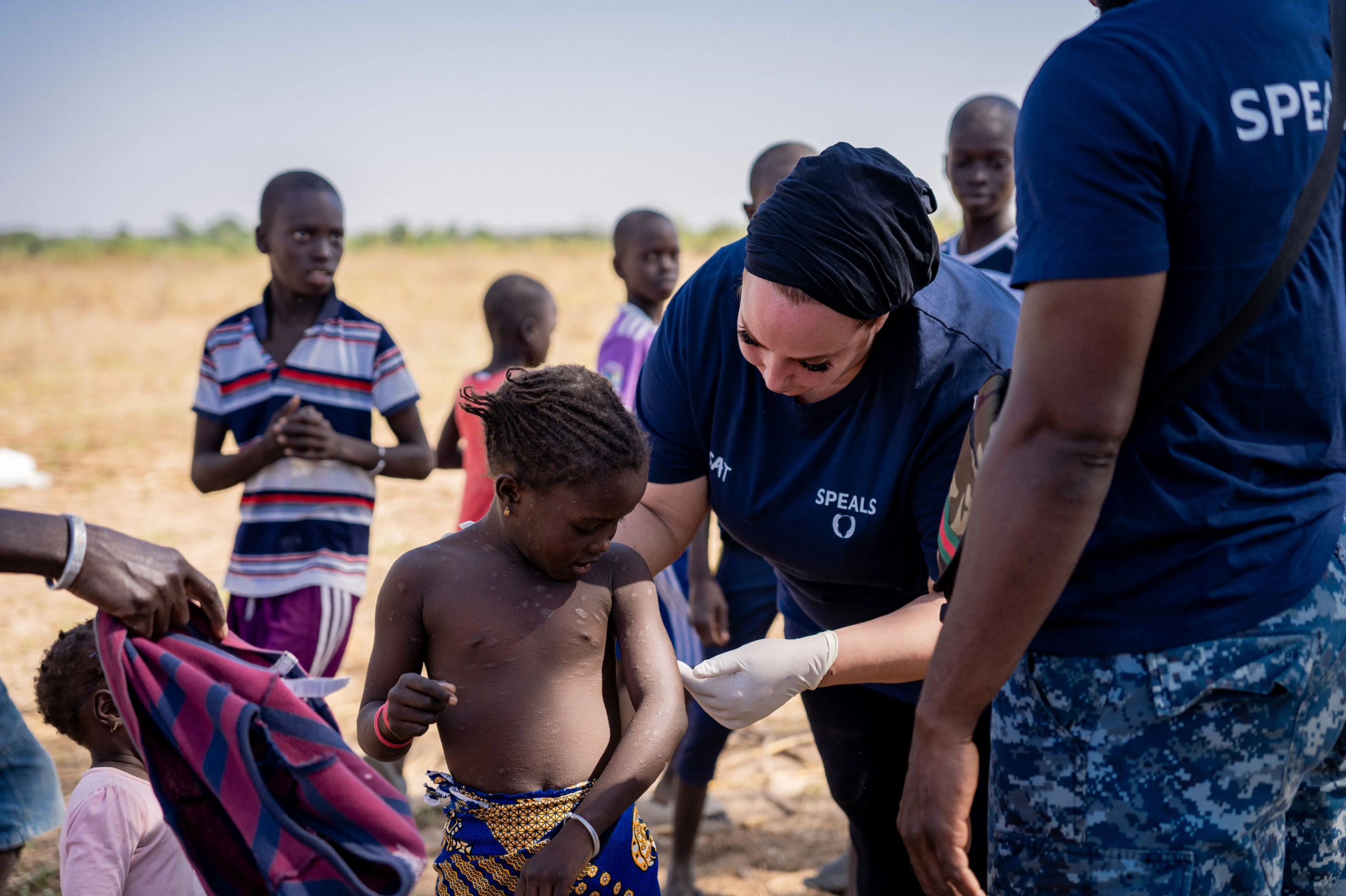 Bénévole de speals prodiguant des soins à un enfant en Afrique